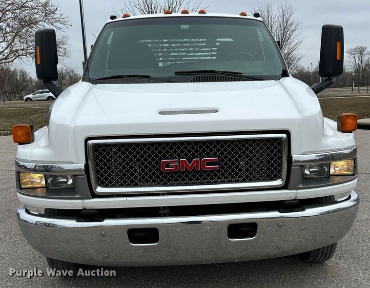 image for item NI9768 2004 GMC C5500 flatbed truck