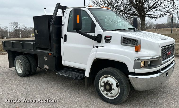image for item NI9768 2004 GMC C5500 flatbed truck