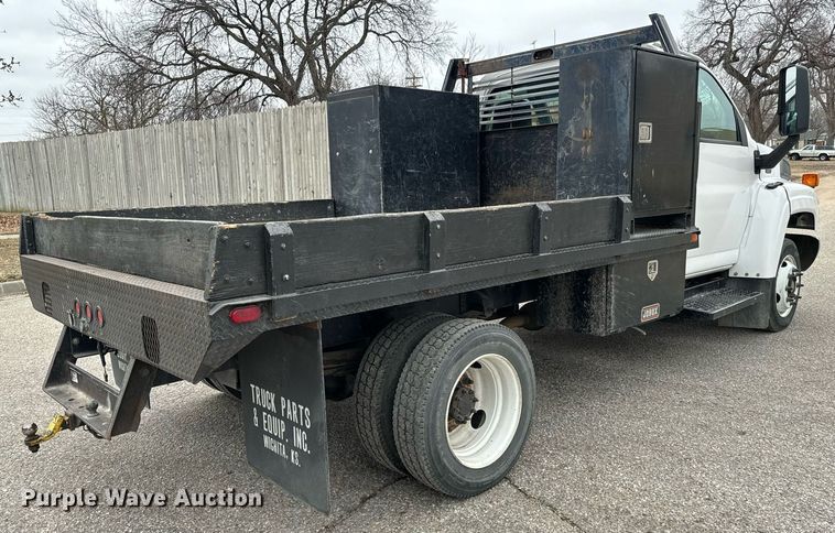 image for item NI9768 2004 GMC C5500 flatbed truck