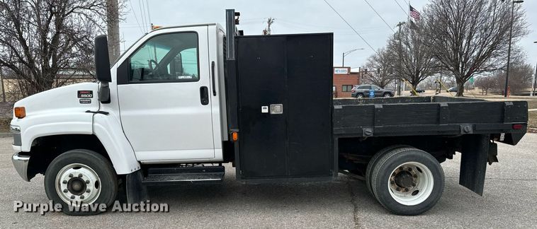 image for item NI9768 2004 GMC C5500 flatbed truck
