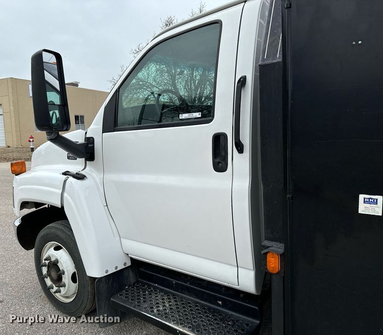 image for item NI9768 2004 GMC C5500 flatbed truck