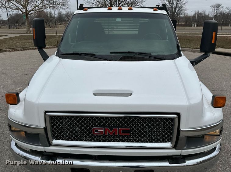image for item NI9768 2004 GMC C5500 flatbed truck