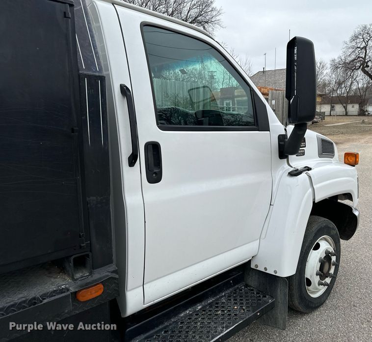 image for item NI9768 2004 GMC C5500 flatbed truck