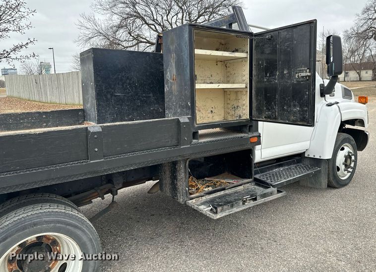 image for item NI9768 2004 GMC C5500 flatbed truck
