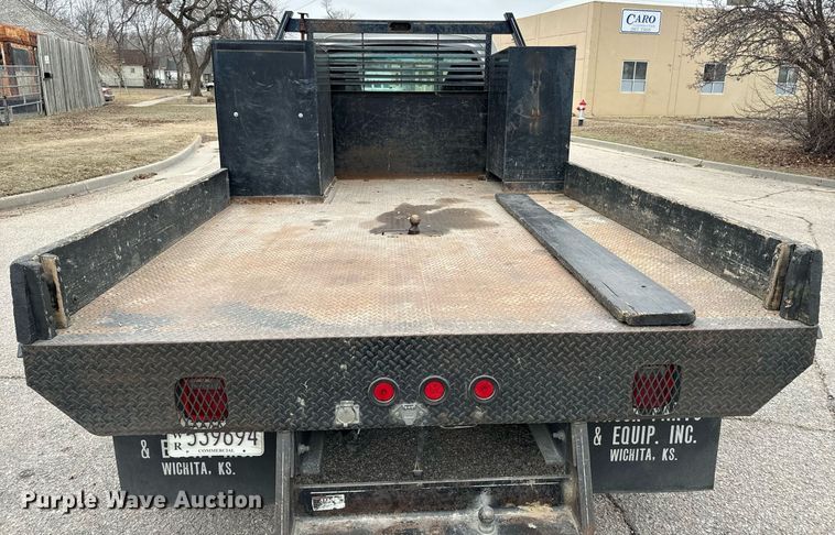 image for item NI9768 2004 GMC C5500 flatbed truck