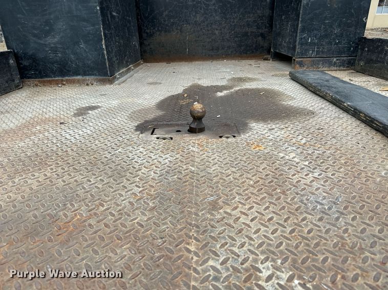 image for item NI9768 2004 GMC C5500 flatbed truck