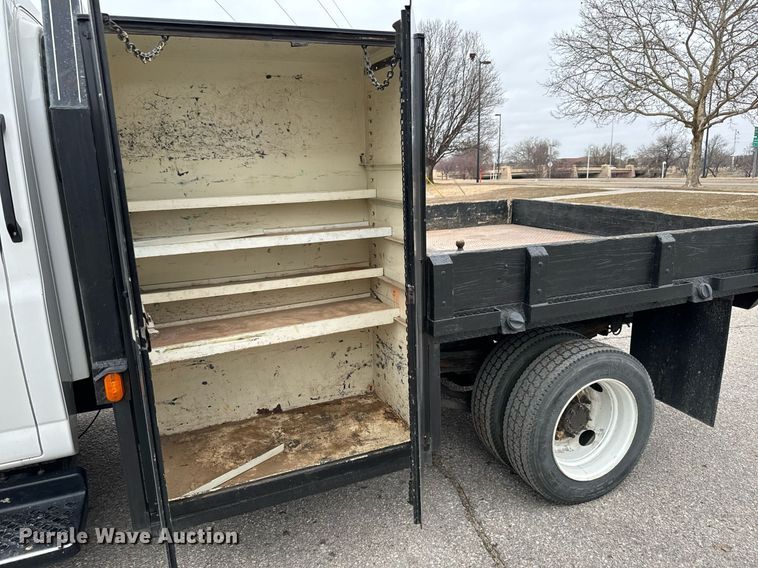 image for item NI9768 2004 GMC C5500 flatbed truck