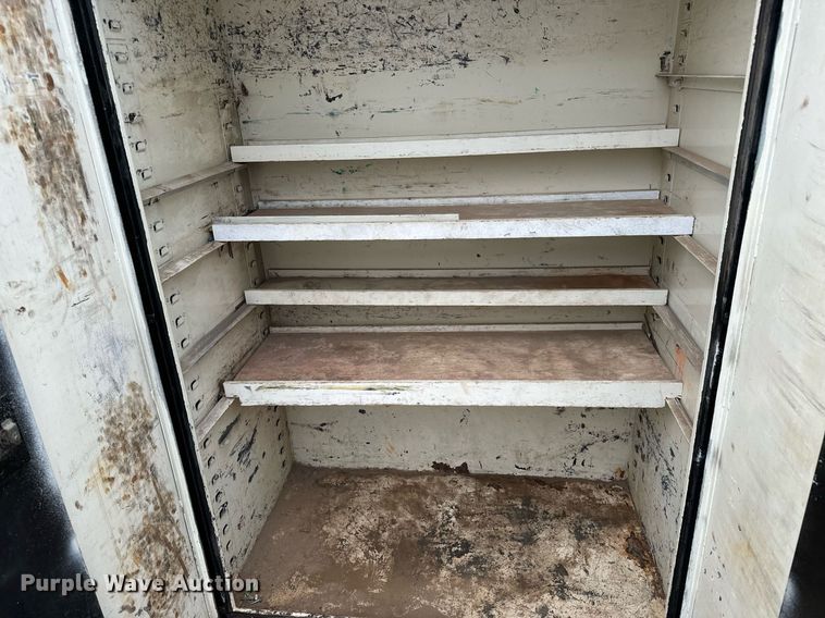 image for item NI9768 2004 GMC C5500 flatbed truck