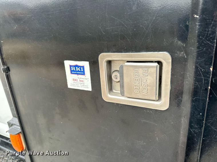 image for item NI9768 2004 GMC C5500 flatbed truck