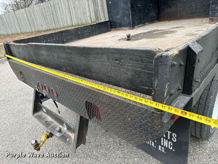 image for item NI9768 2004 GMC C5500 flatbed truck