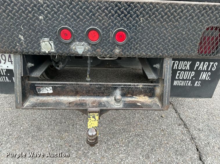 image for item NI9768 2004 GMC C5500 flatbed truck