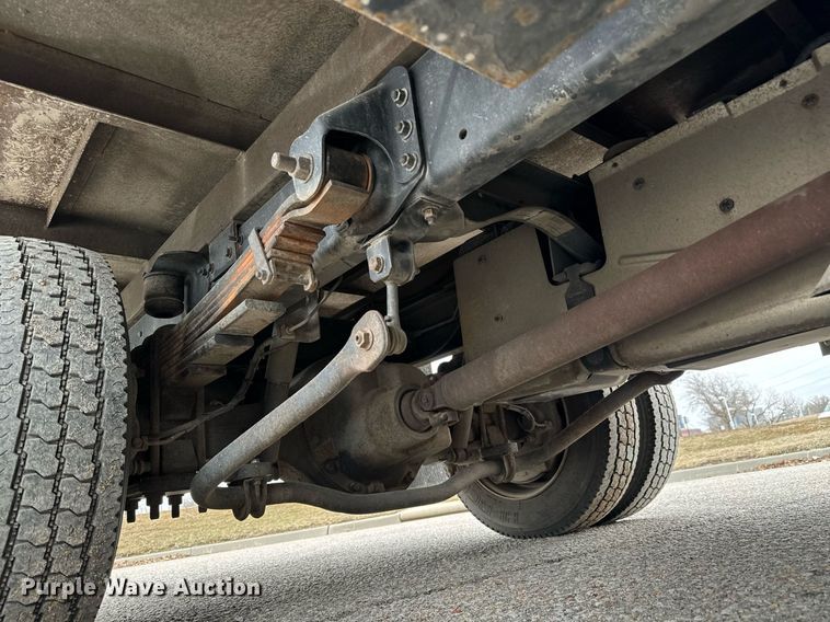 image for item NI9768 2004 GMC C5500 flatbed truck