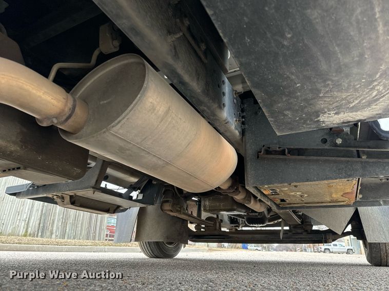 image for item NI9768 2004 GMC C5500 flatbed truck