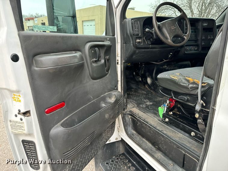 image for item NI9768 2004 GMC C5500 flatbed truck