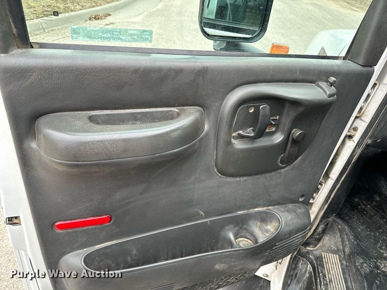 image for item NI9768 2004 GMC C5500 flatbed truck