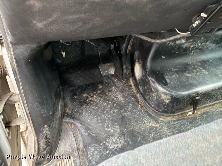 image for item NI9768 2004 GMC C5500 flatbed truck