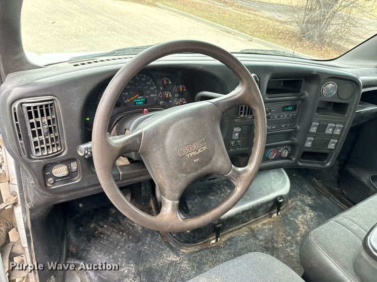 image for item NI9768 2004 GMC C5500 flatbed truck