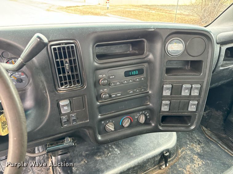 image for item NI9768 2004 GMC C5500 flatbed truck