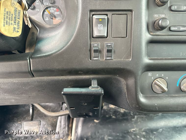 image for item NI9768 2004 GMC C5500 flatbed truck