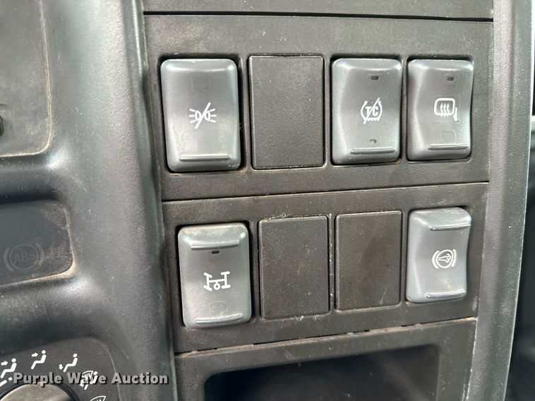 image for item NI9768 2004 GMC C5500 flatbed truck