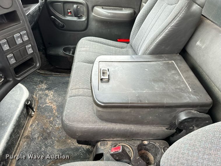 image for item NI9768 2004 GMC C5500 flatbed truck