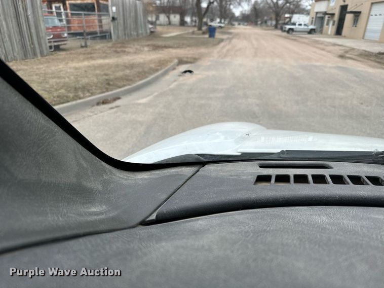 image for item NI9768 2004 GMC C5500 flatbed truck