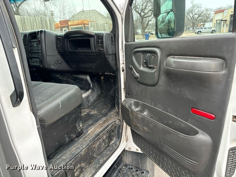 image for item NI9768 2004 GMC C5500 flatbed truck