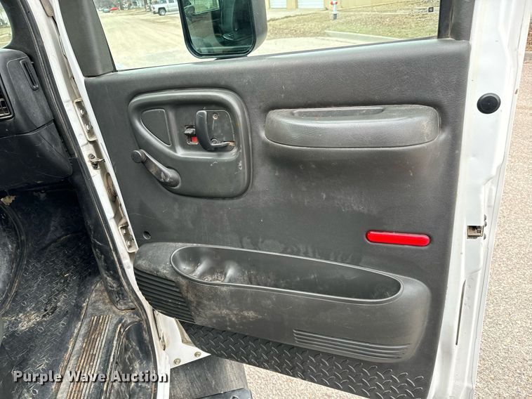 image for item NI9768 2004 GMC C5500 flatbed truck