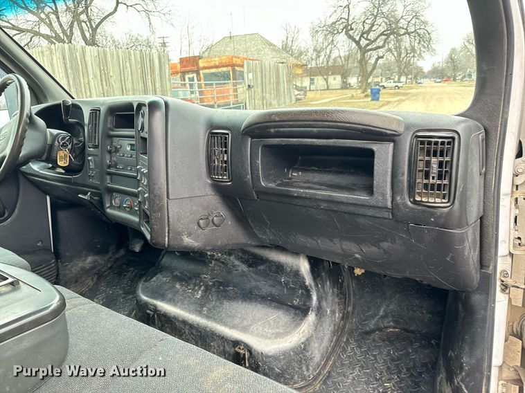 image for item NI9768 2004 GMC C5500 flatbed truck