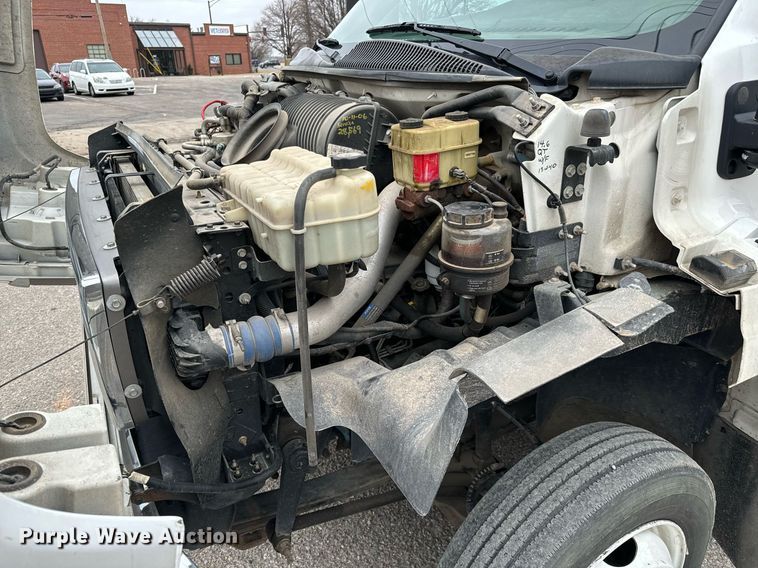 image for item NI9768 2004 GMC C5500 flatbed truck