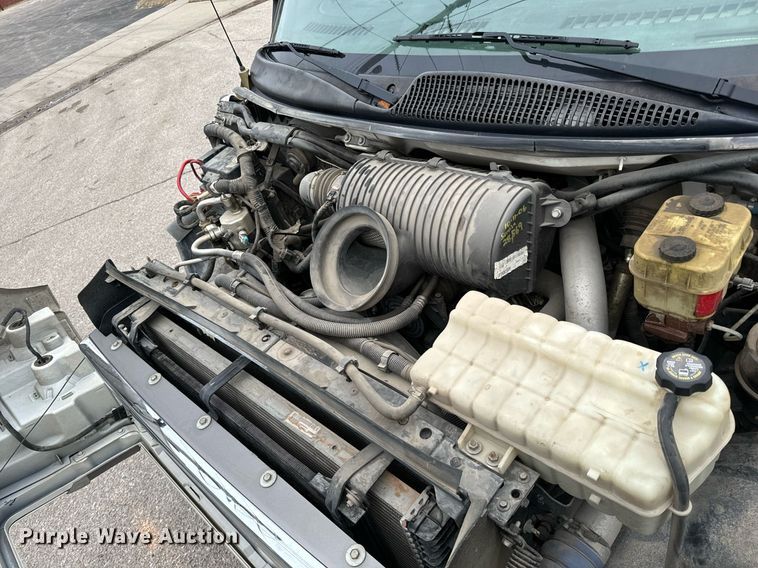 image for item NI9768 2004 GMC C5500 flatbed truck