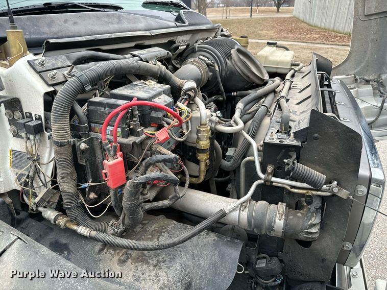 image for item NI9768 2004 GMC C5500 flatbed truck