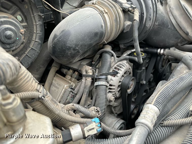 image for item NI9768 2004 GMC C5500 flatbed truck