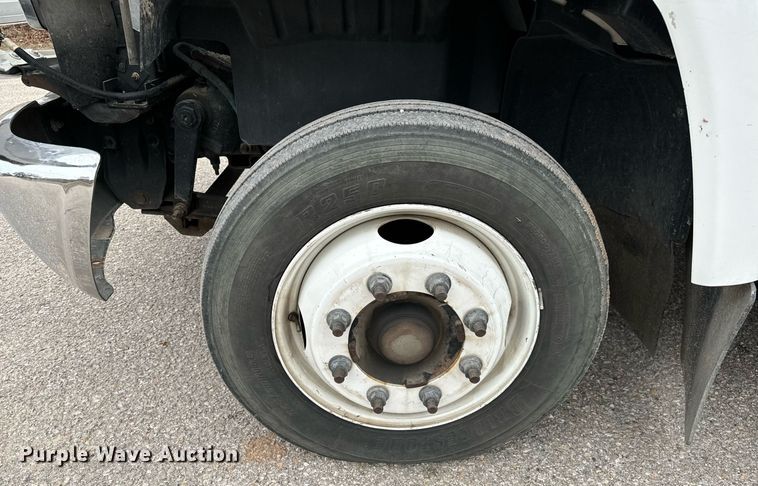 image for item NI9768 2004 GMC C5500 flatbed truck