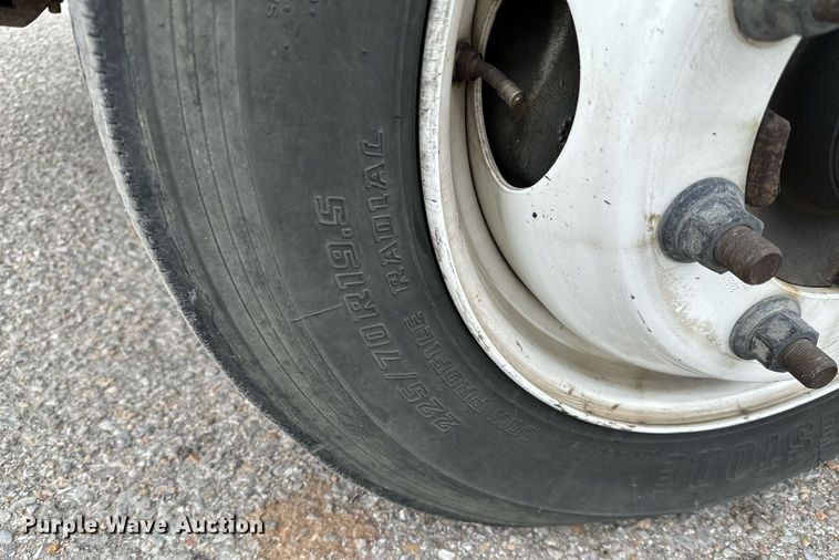 image for item NI9768 2004 GMC C5500 flatbed truck