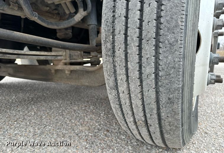 image for item NI9768 2004 GMC C5500 flatbed truck