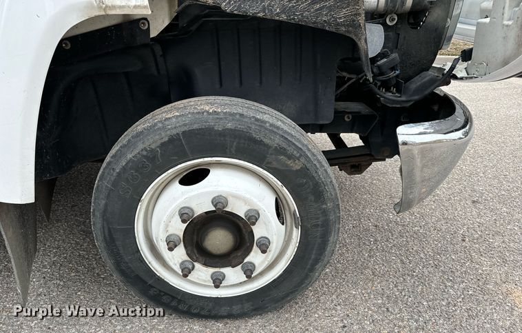 image for item NI9768 2004 GMC C5500 flatbed truck