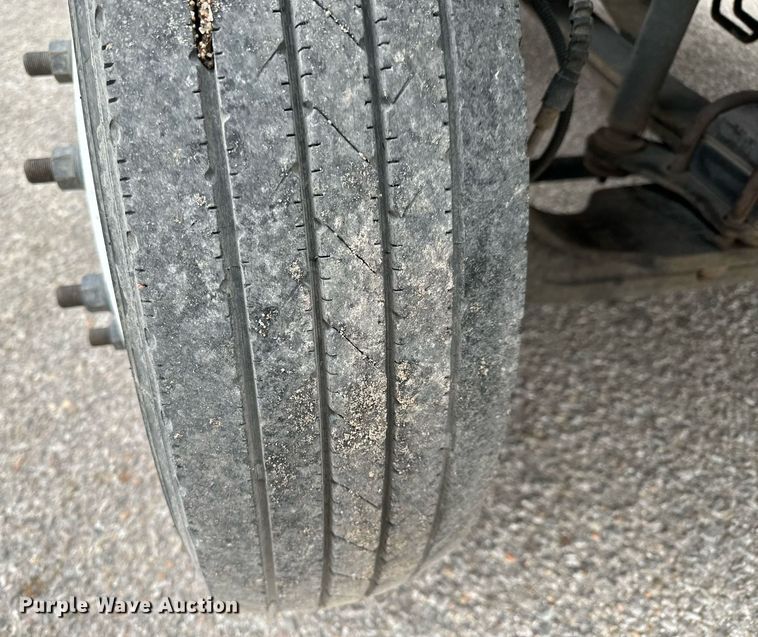 image for item NI9768 2004 GMC C5500 flatbed truck