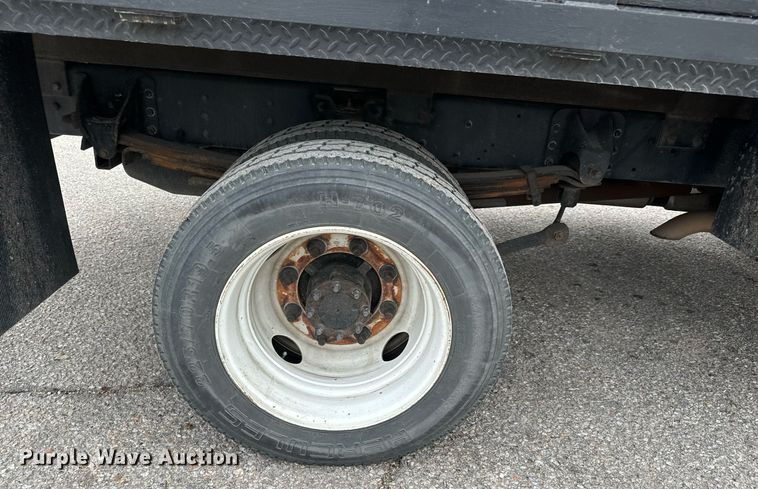 image for item NI9768 2004 GMC C5500 flatbed truck