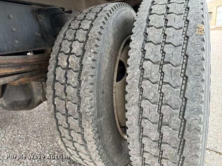 image for item NI9768 2004 GMC C5500 flatbed truck