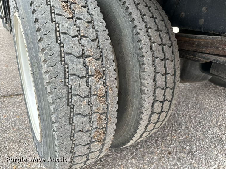 image for item NI9768 2004 GMC C5500 flatbed truck