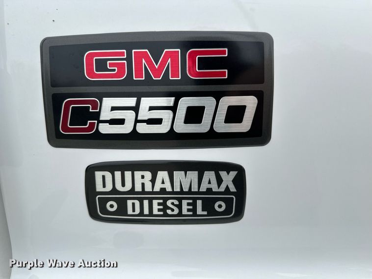 image for item NI9768 2004 GMC C5500 flatbed truck