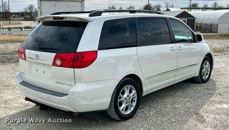 image for item NJ9518 2006 Toyota  Sienna Limited van