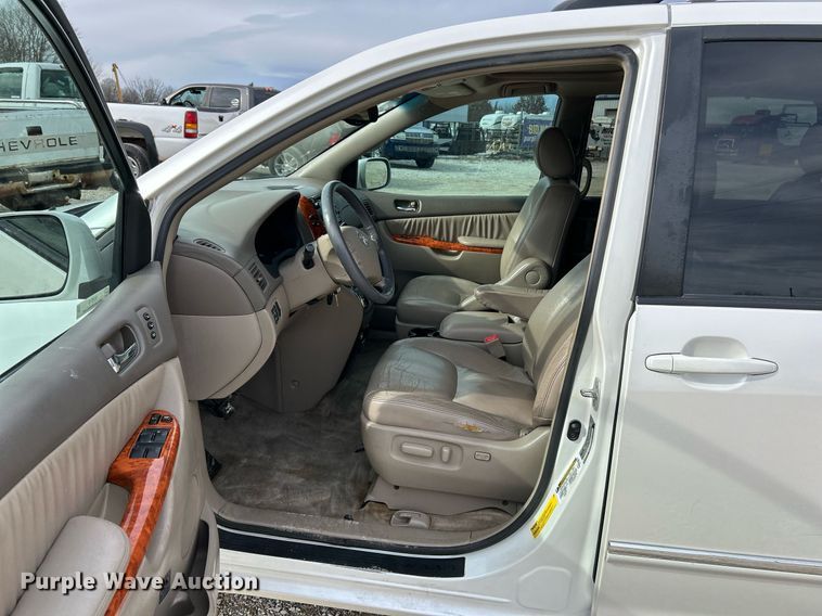 image for item NJ9518 2006 Toyota  Sienna Limited van