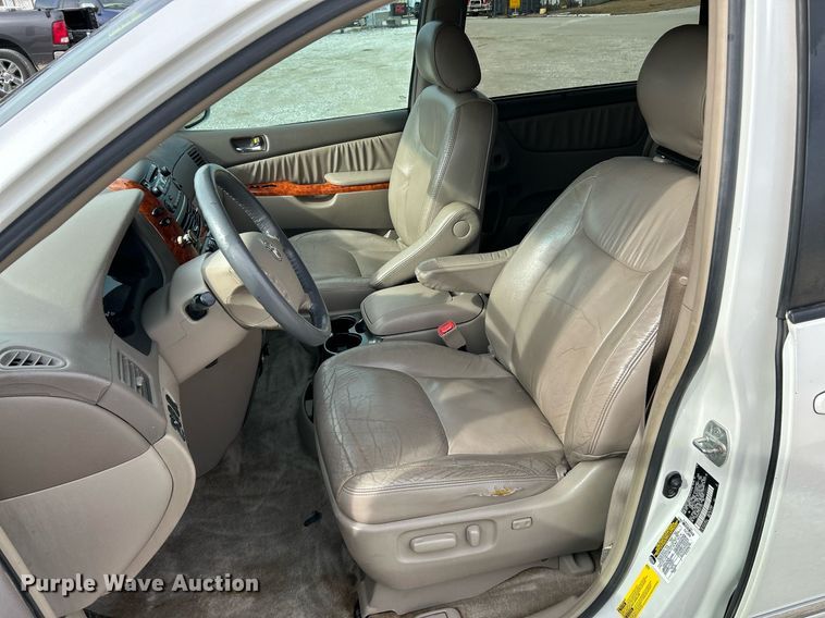 image for item NJ9518 2006 Toyota  Sienna Limited van