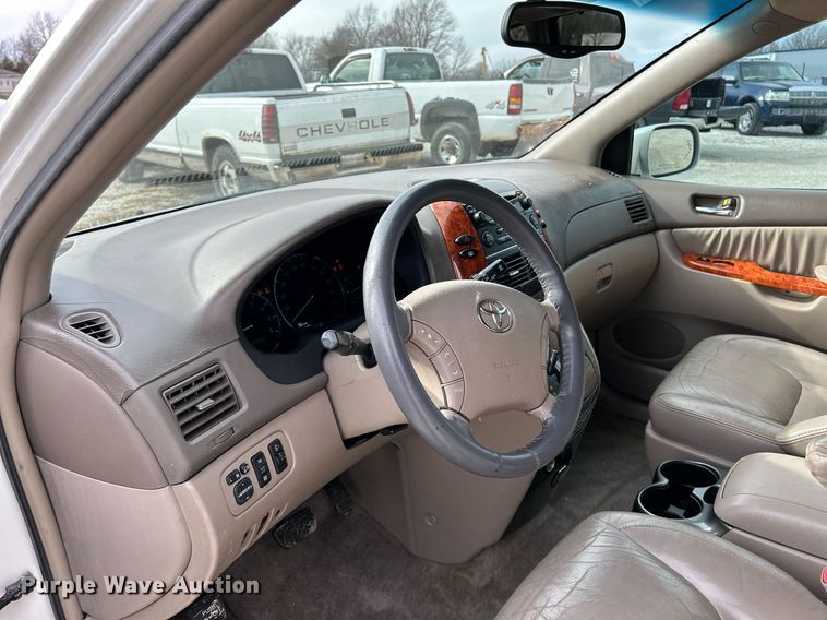 image for item NJ9518 2006 Toyota  Sienna Limited van