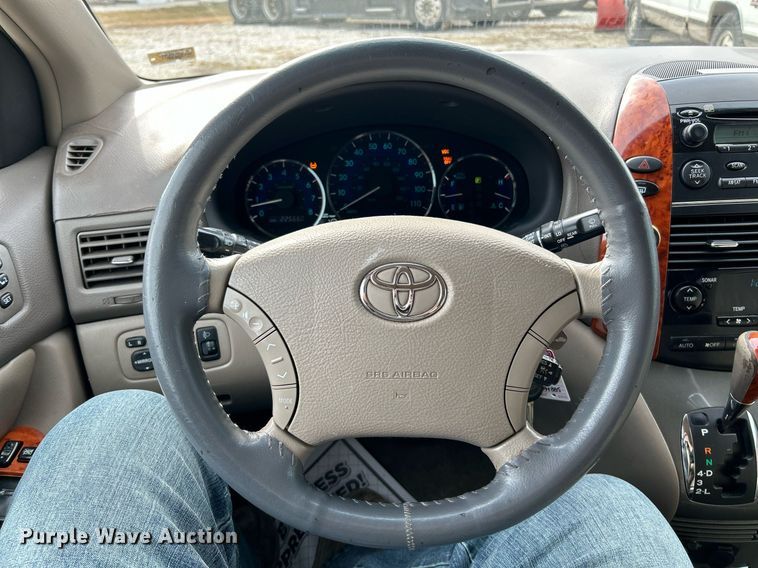 image for item NJ9518 2006 Toyota  Sienna Limited van