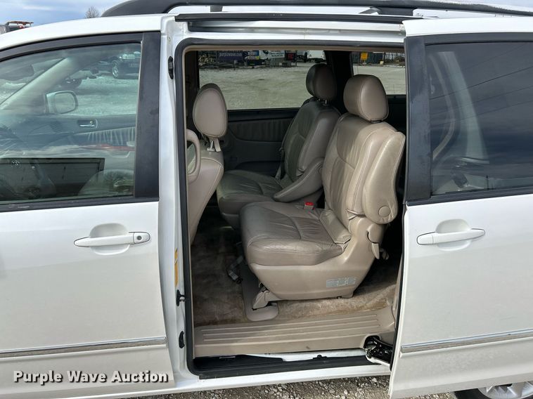 image for item NJ9518 2006 Toyota  Sienna Limited van