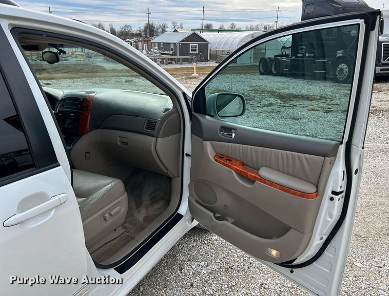 image for item NJ9518 2006 Toyota  Sienna Limited van