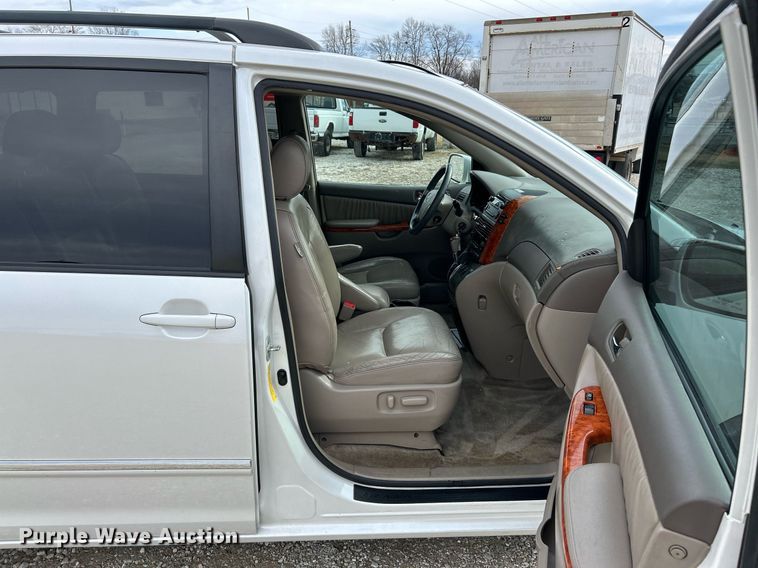 image for item NJ9518 2006 Toyota  Sienna Limited van